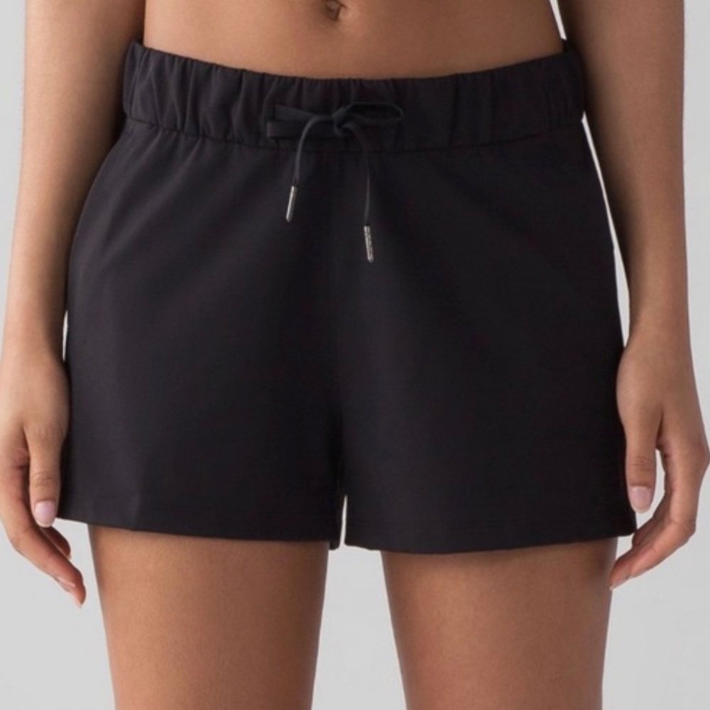 Lululemon On the Fly Mid-Rise Black Shorts Size 4 Drawstring